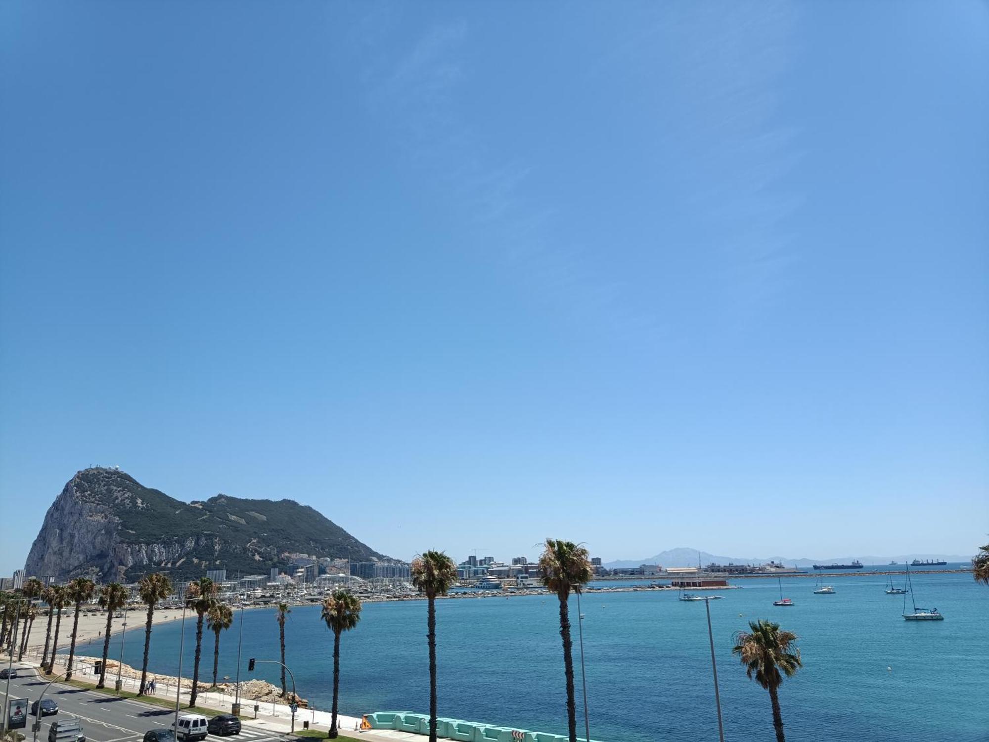 Vistas A 3 Paises Y 2 Continentes 1º Linea De Playa A 5 Minutos De Gibraltar Apartment La Línea de la Concepción Екстериор снимка